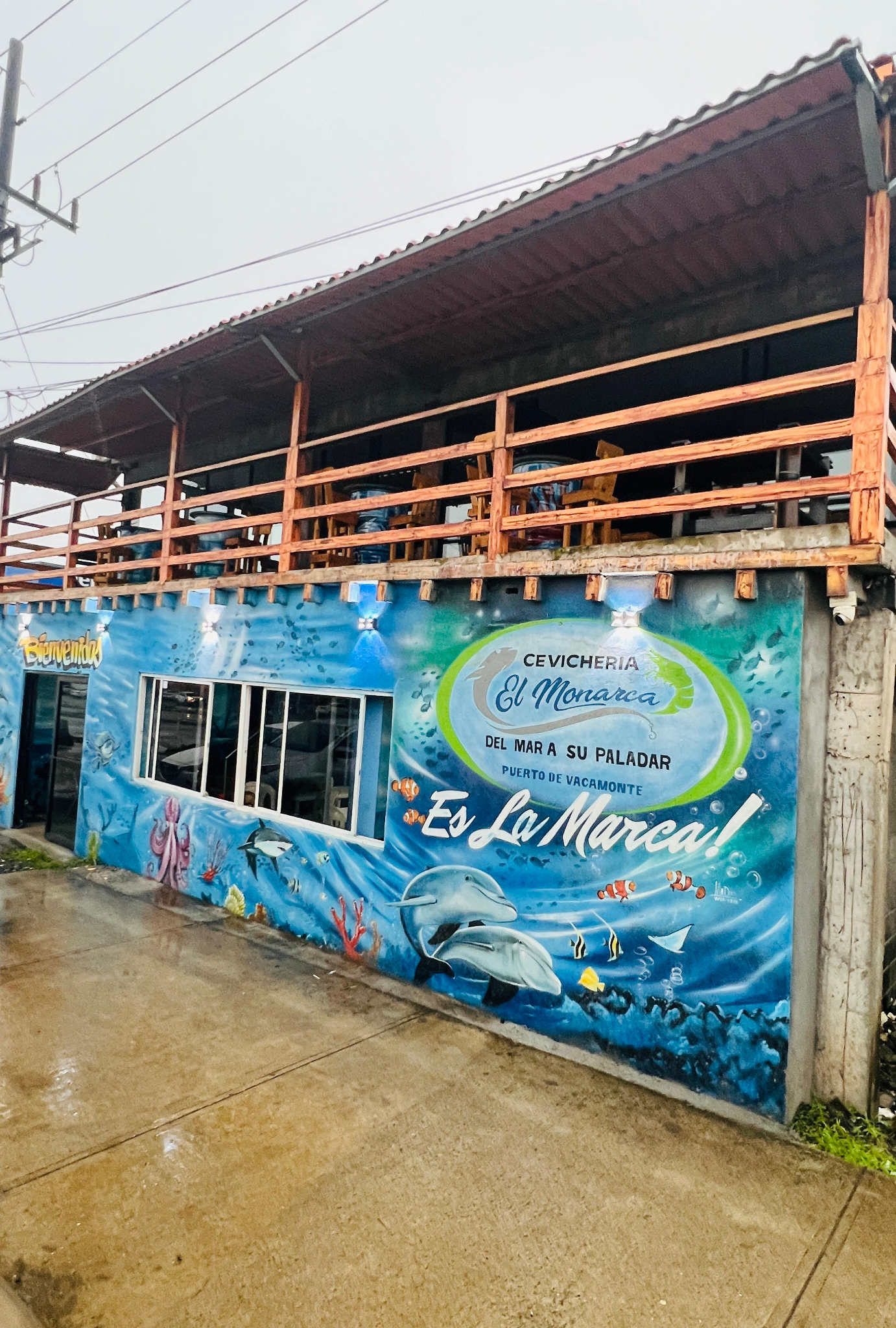 Interior de la Cevichería El Monarca en Puerto de Vacamonte